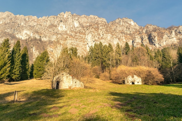 Verlassene Häuser in der Nähe der Berge