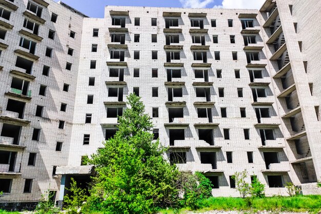 Verlassene Hochhäuser, Stadt. Saubere Quarts und Gebäude ohne Fenster oder Türen.