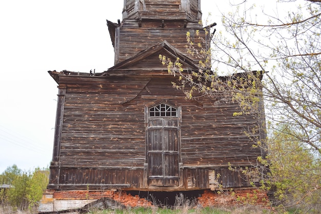 verlassene Holzkirche, zerstörter Holztempel, Holzaufgabe