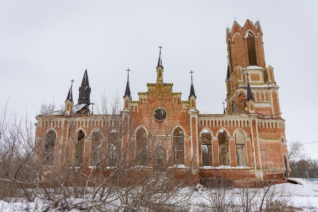 Foto verlassene kirche aus rotem backstein, verlassene neugotische kirche