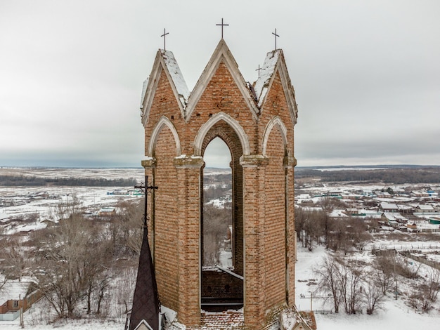 Foto verlassene kirche aus rotem backstein, verlassene neugotische kirche