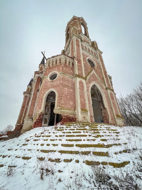 Foto verlassene kirche aus rotem backstein, verlassene neugotische kirche