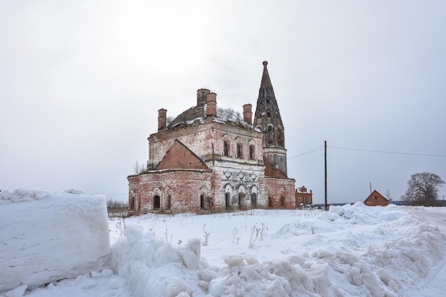 Verlassene Kirche im Winter verlassener Tempel im Hinterland von Russland