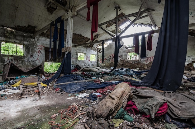 Verlassene Lagerhalle und Handtücher