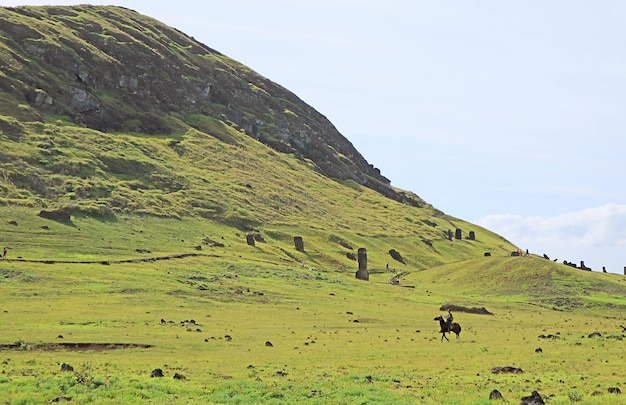 Verlassene Moai-Statuen auf dem Vulkan Rano Raraku Der legendäre Moai-Steinbruch auf der Osterinsel Chile