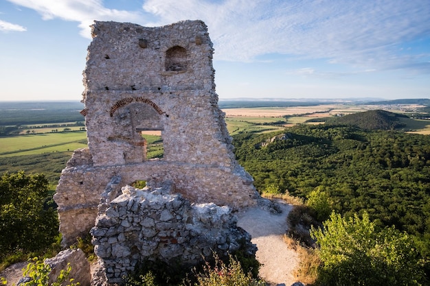 Verlassene Ruinen der mittelalterlichen Burg Plavecky in der Slowakei