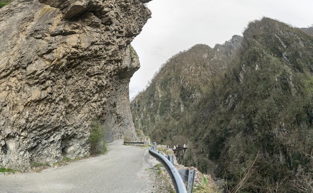 Verlassene Tunnel und alte Straße Adler - Krasnaya Polyana. Sotschi, Russland