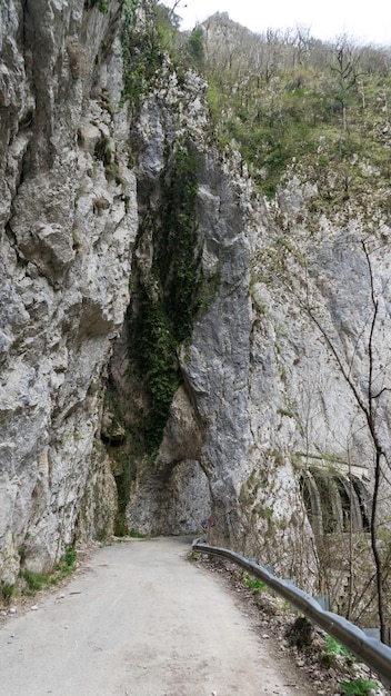 Verlassene Tunnel und alte Straße Adler - Krasnaya Polyana. Sotschi, Russland