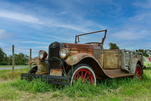 Verlassene und verfallene alte Fahrzeuge in Uruguay