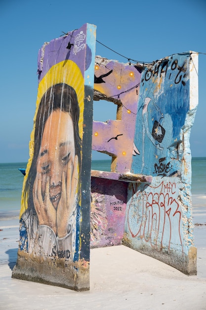 Verlassene Wand mit bunten Zeichnungen am Ufer von Holbox Beach, Mexiko