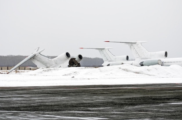 Verlassene zerstörte alte Flugzeuge auf der Deponie am Flughafen im Winter.