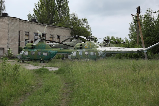 Verlassener, beschädigter russischer Militärhubschrauber Mil Mi2 Hoplite, kaputter Luftkopter