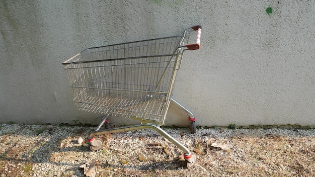 Foto verlassener einkaufswagen an der wand