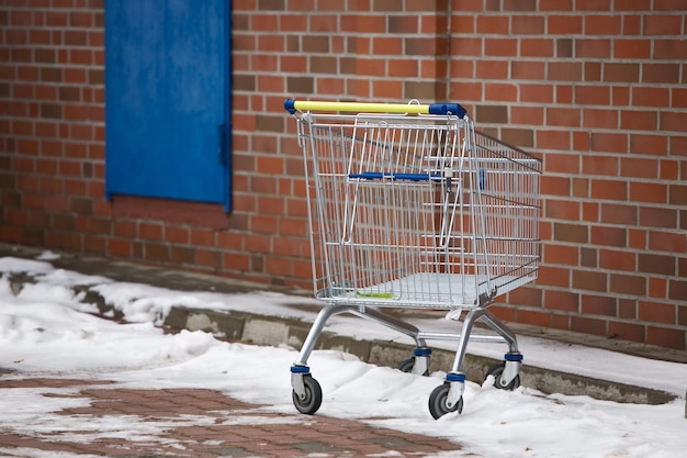 Verlassener Einkaufswagen im Schnee