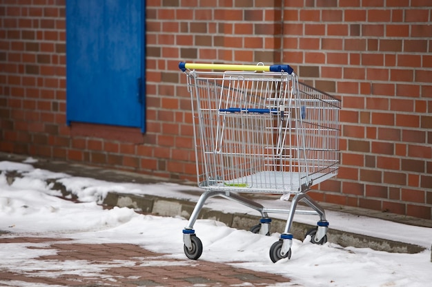 Foto verlassener einkaufswagen im schnee