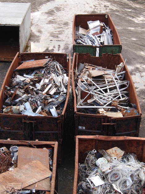 Foto verlassener einkaufswagen nach metallkonstruktion