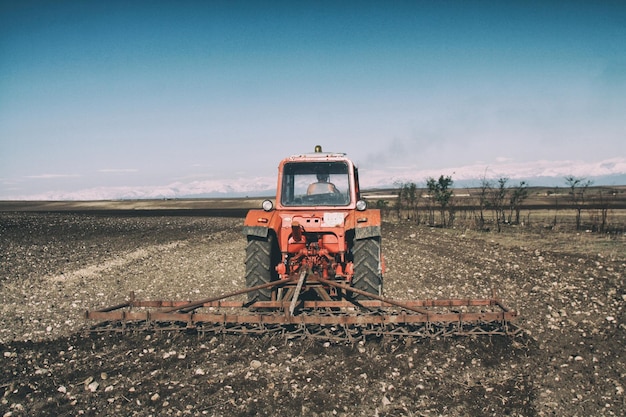 Verlassener Lastwagen auf dem Feld gegen den Himmel