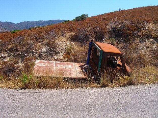 Verlassener Lastwagen auf einem Feld an der Straße