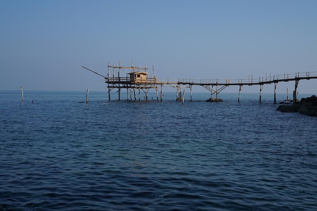 Verlassener Pier im Meer gegen den Himmel