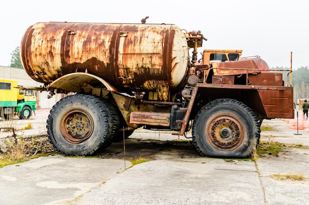 Verlassener sowjetischer Schwerlastwagen in der Sperrzone von Tschernobyl Ukraine