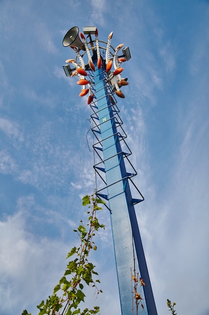 Verlassener Themenpark Death Drop mit Ranken, die die Linien wachsen