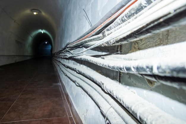 verlassener Tunnel in der geheimen Fabrik