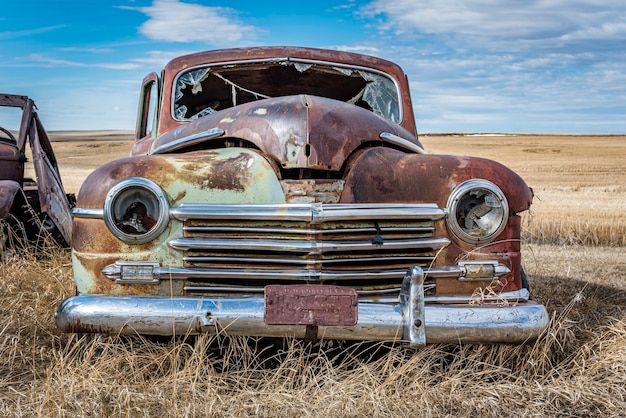 Verlassenes altes grünes Auto auf den Prärien in Saskatchewan