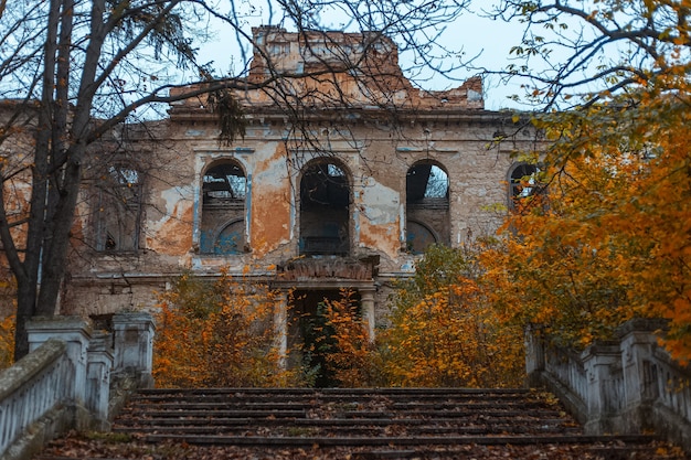 Verlassenes altes gruseliges Halloween-Haus.