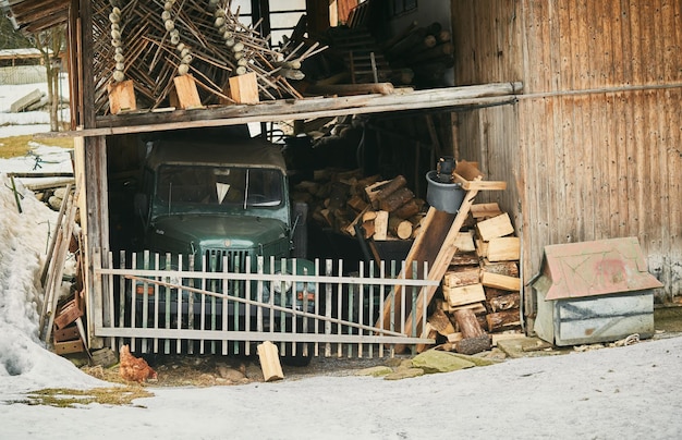 Verlassenes altes Retro-Auto im hölzernen Scheunengebäude