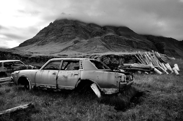 Foto verlassenes auto auf dem feld gegen den himmel