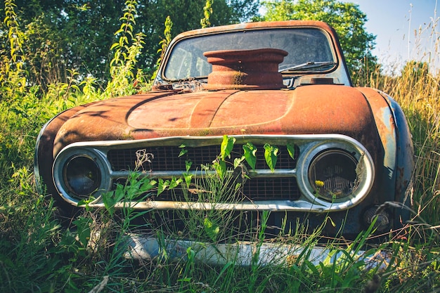 Foto verlassenes auto auf dem feld