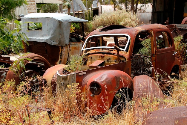 Foto verlassenes auto auf dem feld