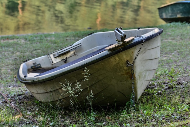 Foto verlassenes boot auf dem feld