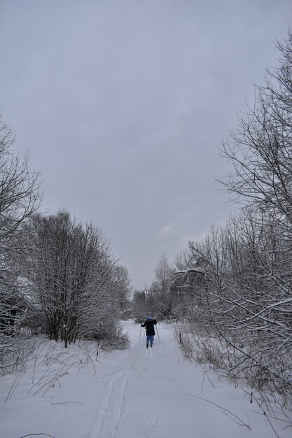 Verlassenes Dorf im Schnee im Winter