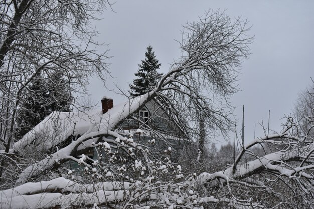 Verlassenes dorf im schnee im winter