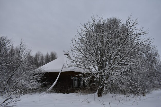 Verlassenes Dorf im Schnee im Winter