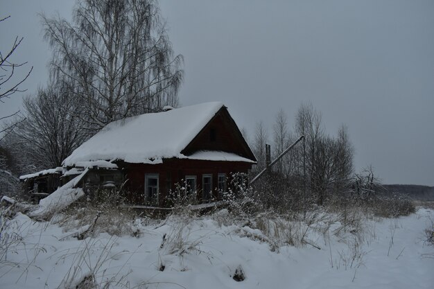 Verlassenes Dorf im Schnee im Winter