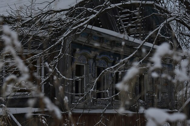 Verlassenes Dorf im Schnee im Winter