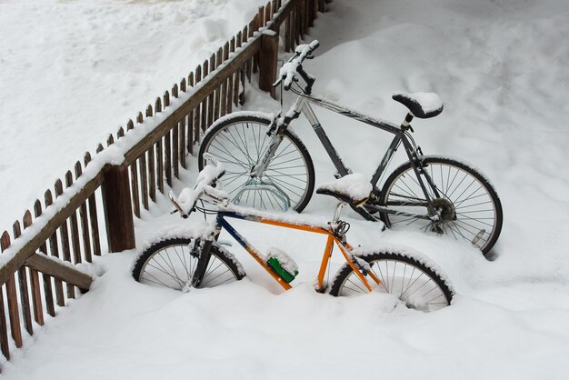 Verlassenes Fahrrad im Schnee