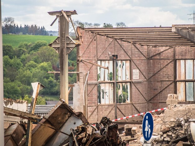 Verlassenes Gebäude am Feld gegen den Himmel