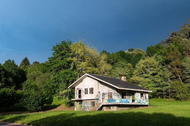 Foto verlassenes haus am stadtrand von carballino