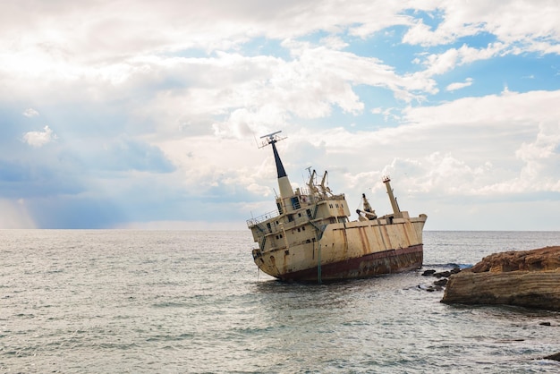 Verlassenes Schiff auf See gegen den Himmel