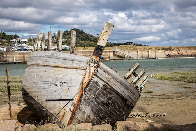 Verlassenes Schiffswrack im Hafen