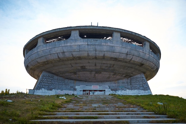 Verlassenes sowjetisches Denkmal Buzludzha im Stil des Brutalismus Bulgariens