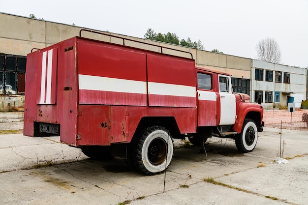 Verlassenes sowjetisches Feuerwehrauto in der Sperrzone von Tschernobyl in der Ukraine