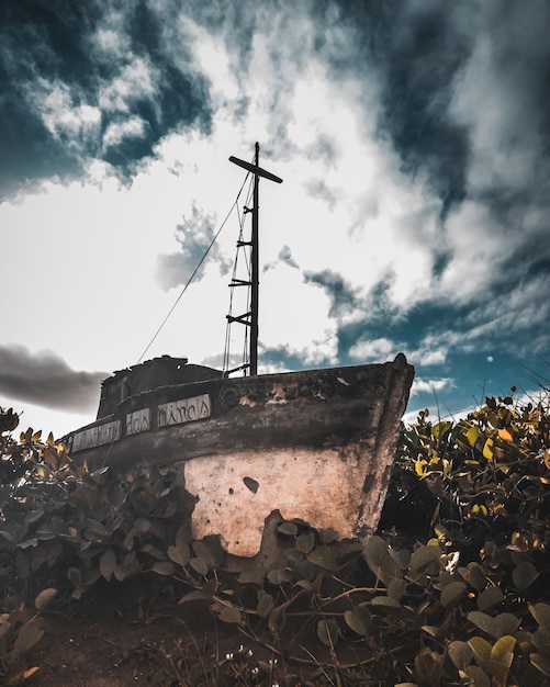 Verlassenes Steinboot am Strand