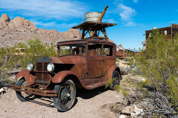 Foto verlassenes vintage-auto auf dem land gegen den himmel