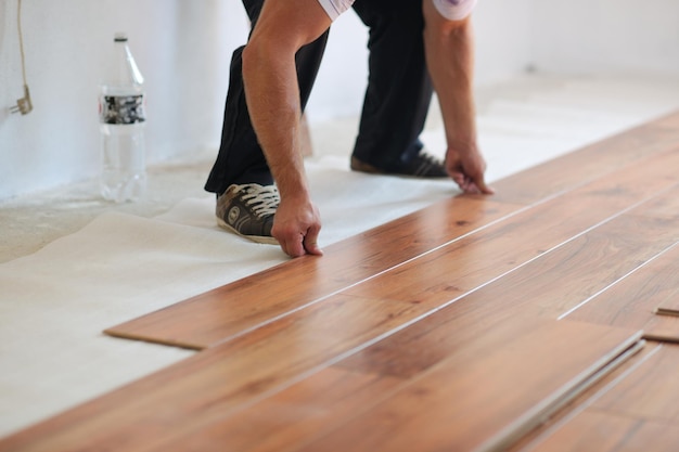 Verlegen von Laminatböden im neuen Zuhause im Innenbereich