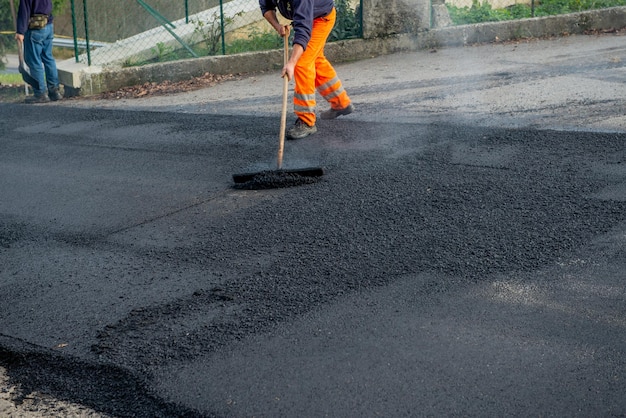 Verlegen von neuem Asphalt auf getrennter Straße