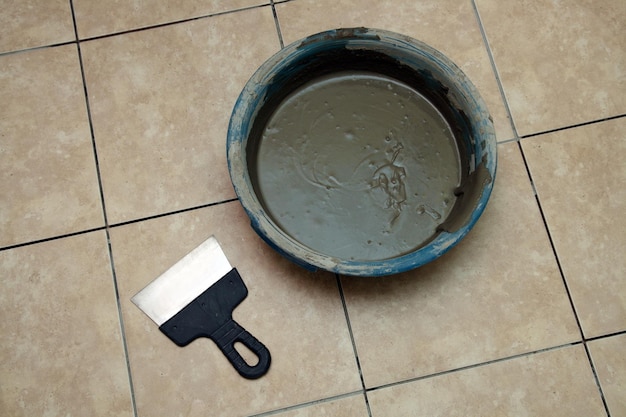 Verlegung von Keramikziegeln auf dem Boden